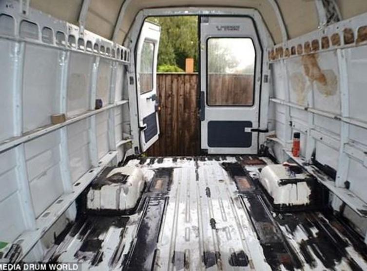 Minibüsünü karavan yaptı