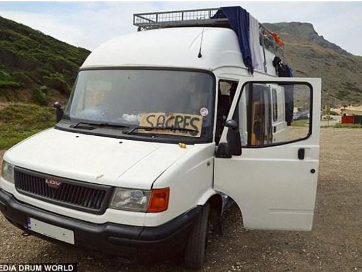 Minibüsünü karavan yaptı