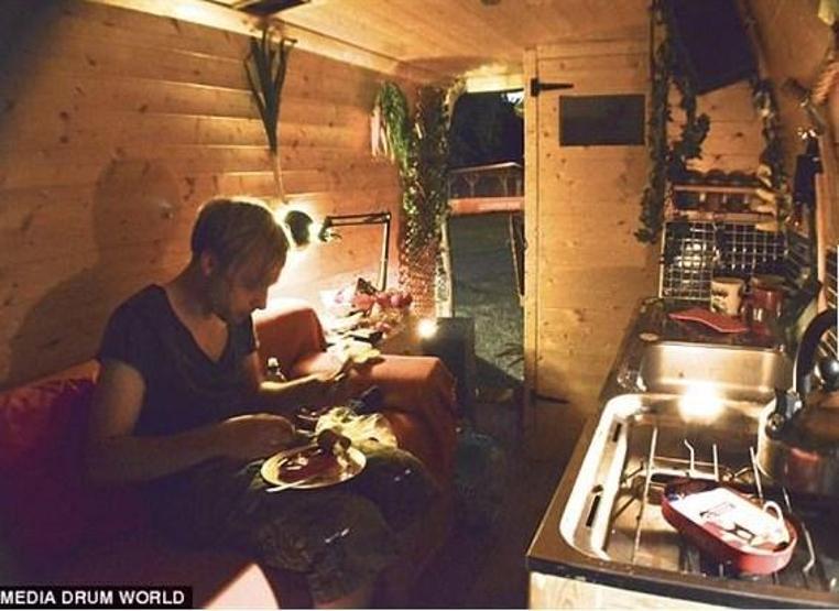 Minibüsünü karavan yaptı