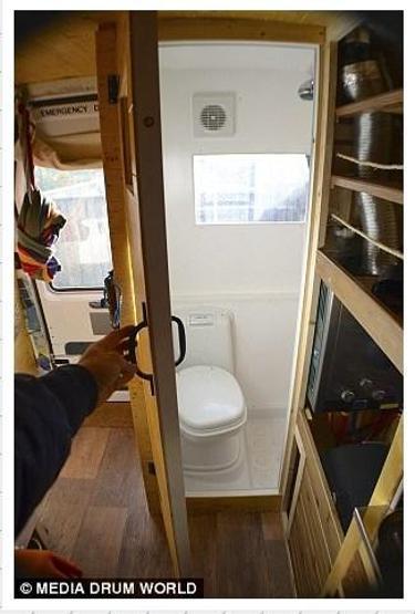 Minibüsünü karavan yaptı