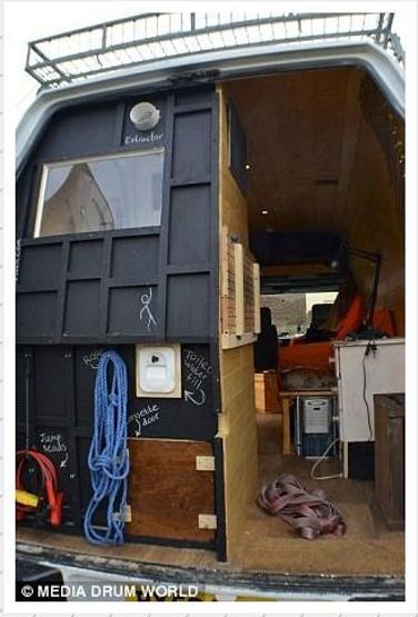 Minibüsünü karavan yaptı