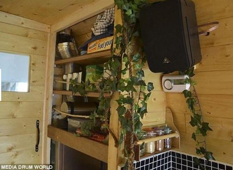Minibüsünü karavan yaptı