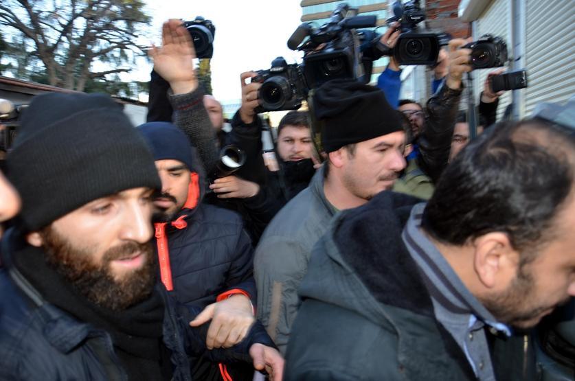 Cumhuriyet gazetesi önünde 3 protestocuya gözaltı