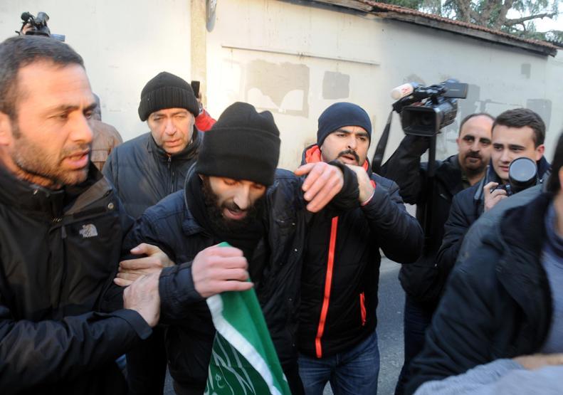 Cumhuriyet gazetesi önünde 3 protestocuya gözaltı