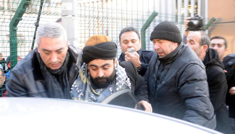 Cumhuriyet gazetesi önünde 3 protestocuya gözaltı