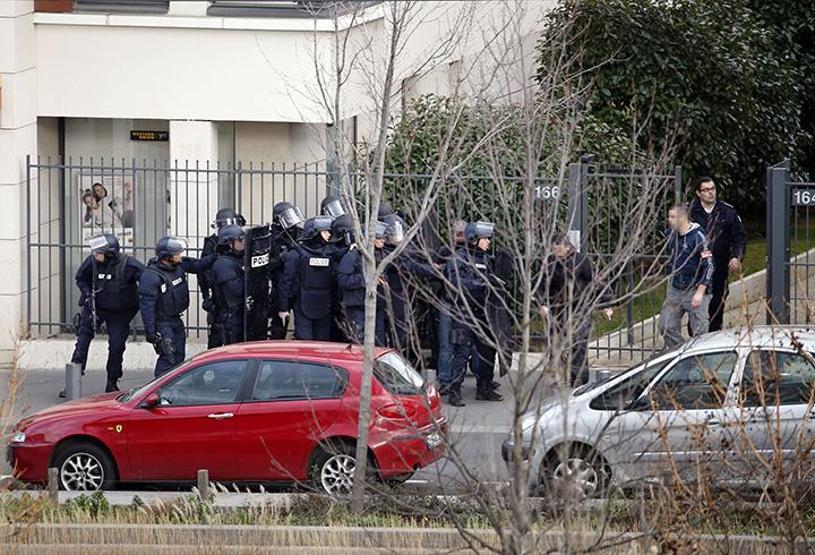 Pariste bir postanede bulunanlar rehin alındı
