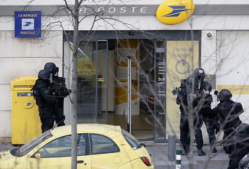 Pariste bir postanede bulunanlar rehin alındı