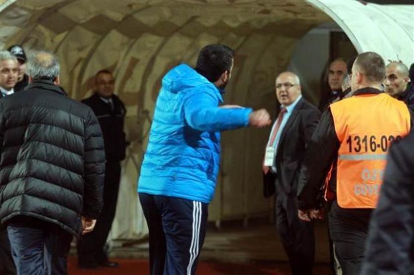 Ümit Özattan şoke eden el hareketi