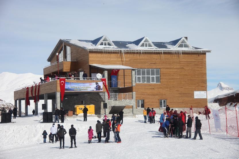 Hakkari dağları, snowboardla tanıştı