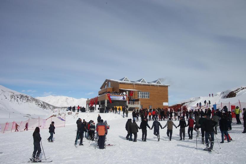 Hakkari dağları, snowboardla tanıştı