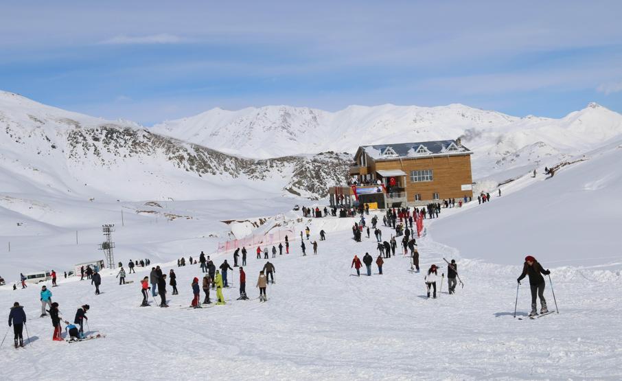 Hakkari dağları, snowboardla tanıştı