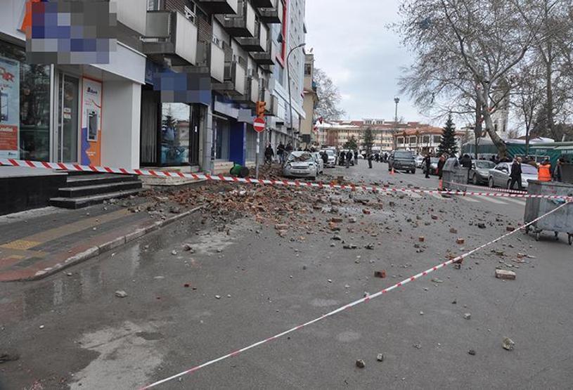 Kütahyada otel çatısı yıkıldı