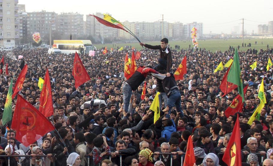 Diyarbakırda 20 bin kişi sokağa indi