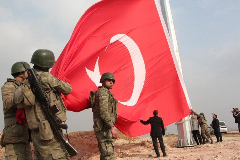 Kobani sınırına dev Türk bayrağı asıldı