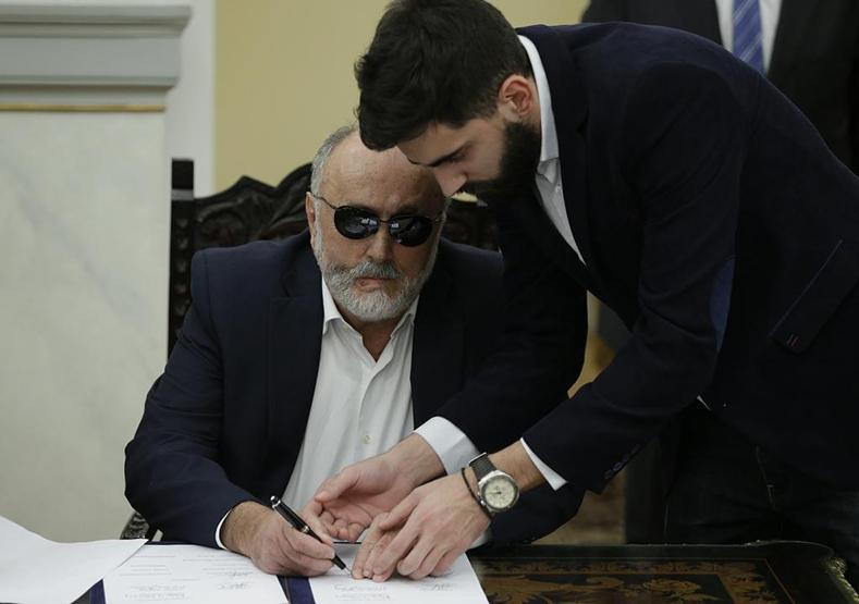 Yunanistanın rengarenk kabinesinin geçmişi vukuat dolu