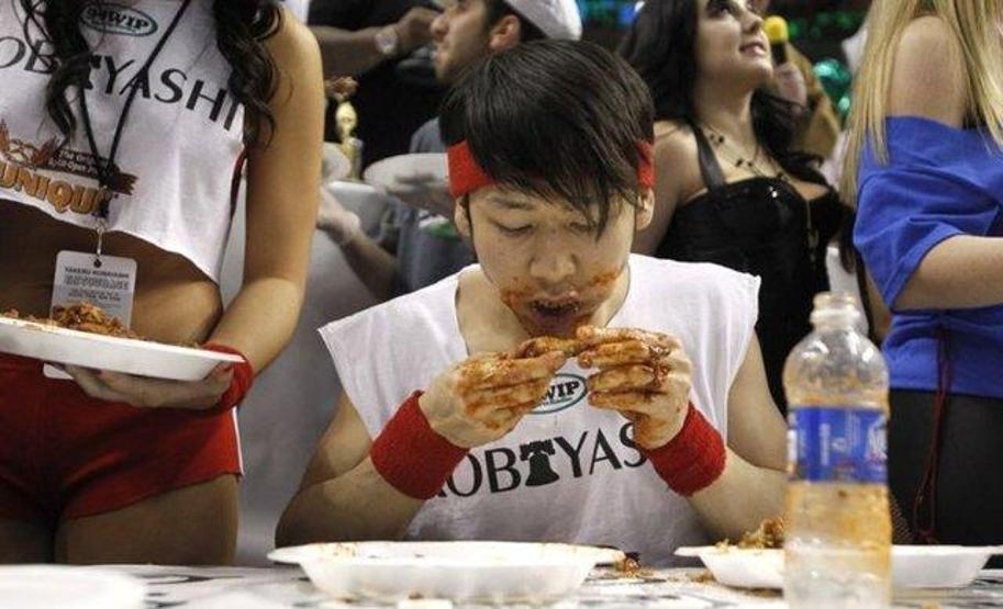 24 dakikada 55 tencere güveç yedi