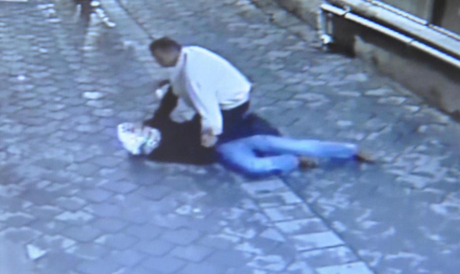 Boşanmak isteyen eşini sokak ortasında bıçakladı