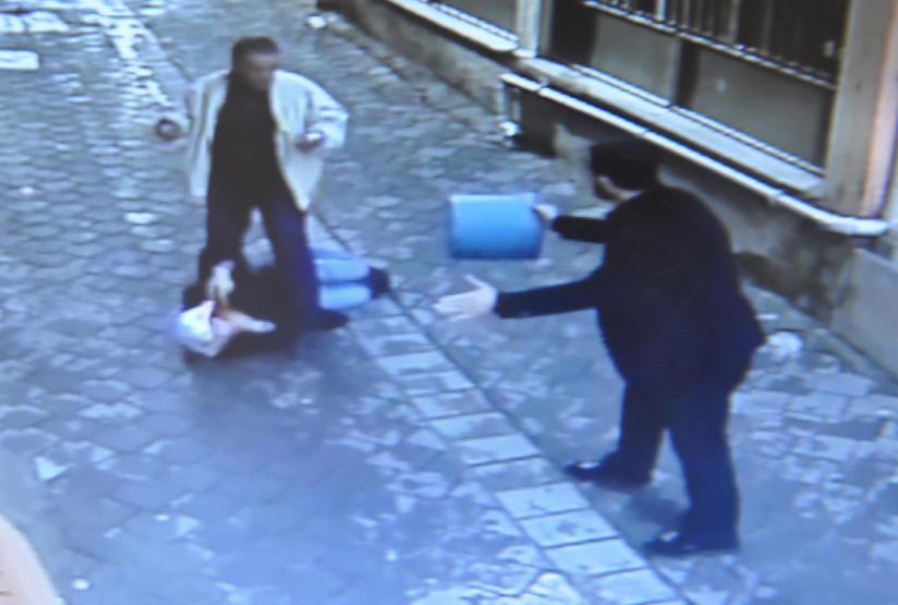 Boşanmak isteyen eşini sokak ortasında bıçakladı