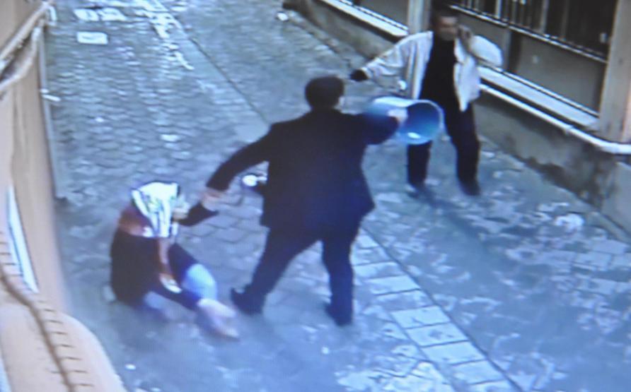 Boşanmak isteyen eşini sokak ortasında bıçakladı
