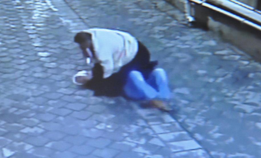 Boşanmak isteyen eşini sokak ortasında bıçakladı