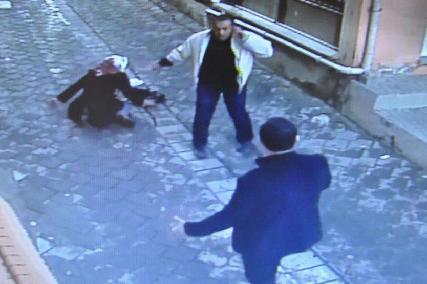 Boşanmak isteyen eşini sokak ortasında bıçakladı