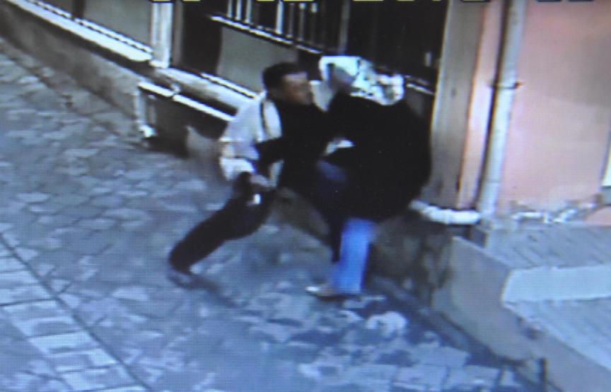 Boşanmak isteyen eşini sokak ortasında bıçakladı