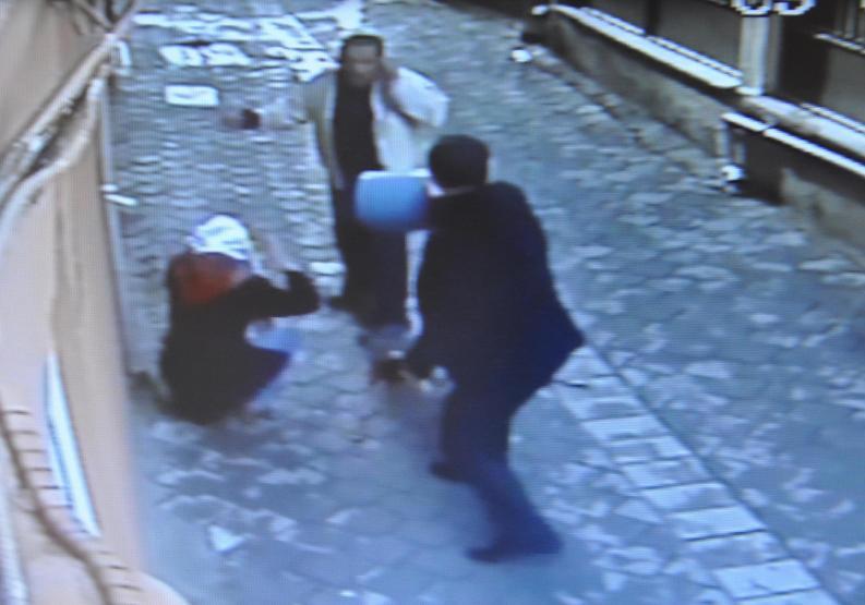 Boşanmak isteyen eşini sokak ortasında bıçakladı