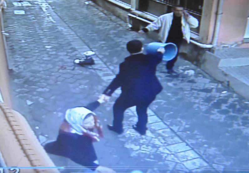 Boşanmak isteyen eşini sokak ortasında bıçakladı