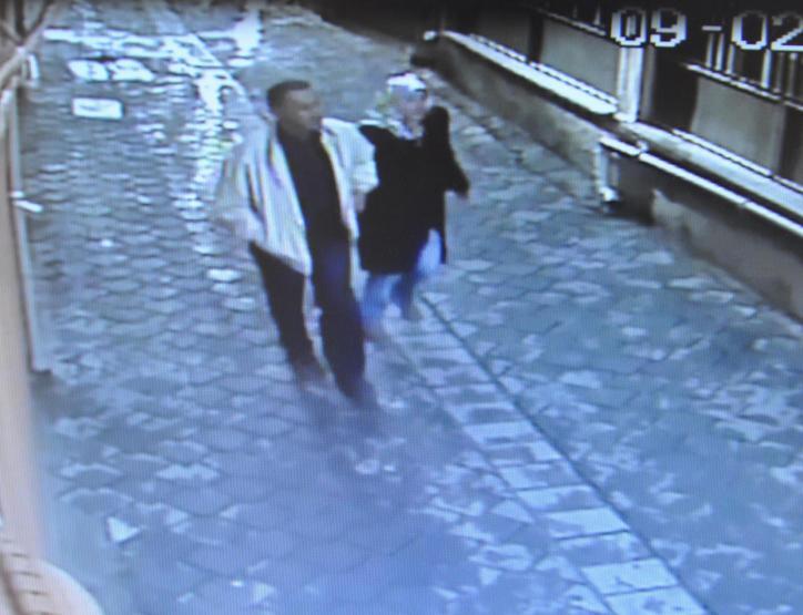 Boşanmak isteyen eşini sokak ortasında bıçakladı