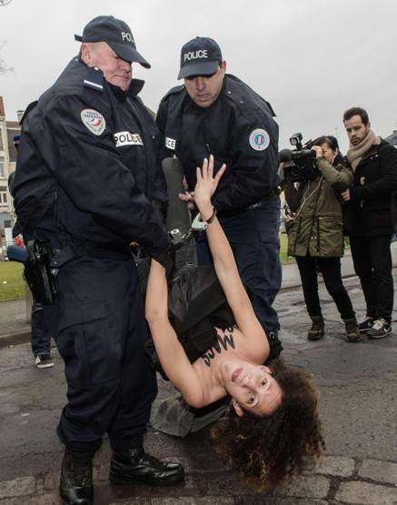 FEMEN üyelerinden Dominique Strauss Kahna protesto