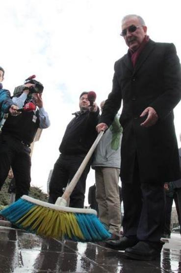 Ensar Öğüt basın toplantısına koçla geldi