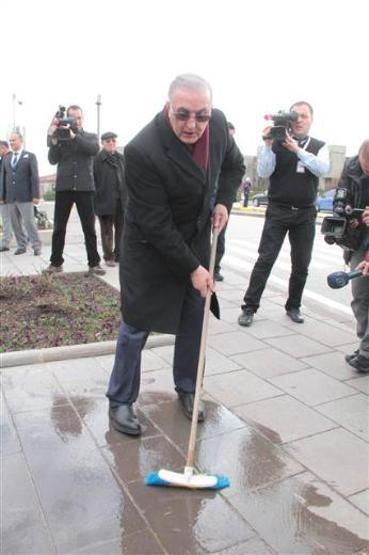Ensar Öğüt basın toplantısına koçla geldi