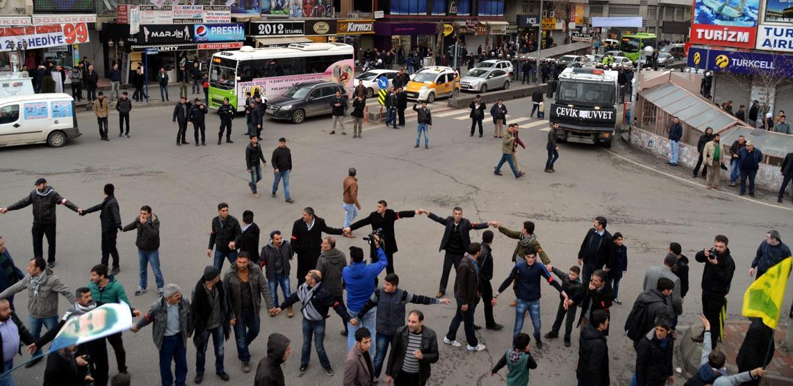 Diyarbakırda 20 bin kişiden Öcalan protestosu