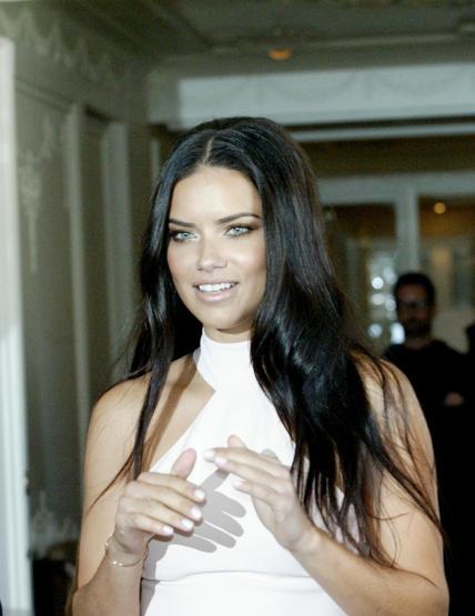 Adriana Lima eylemin ortasında kaldı