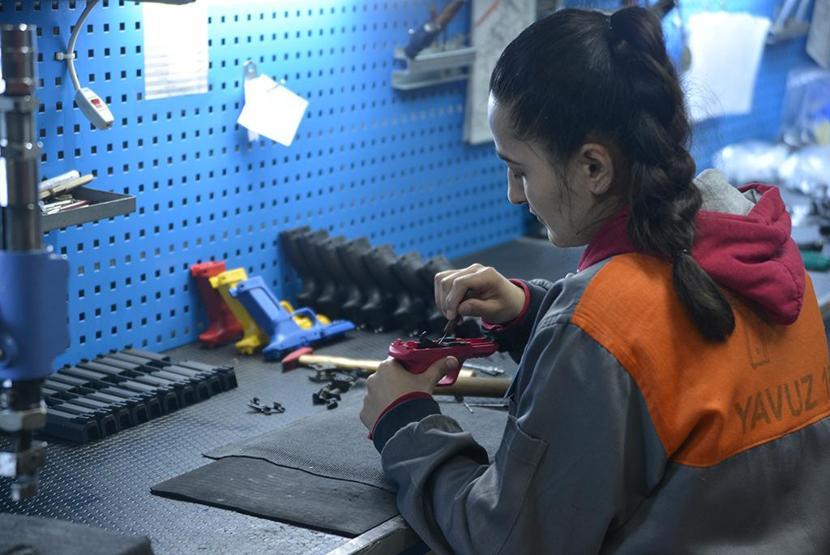 Kadınlar için silah ürettiler