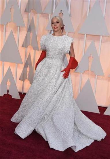 Lady Gaga eldivenleriyle alay konusu oldu