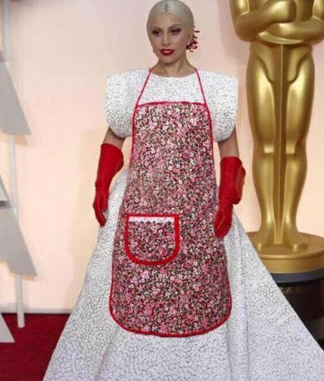 Lady Gaga eldivenleriyle alay konusu oldu