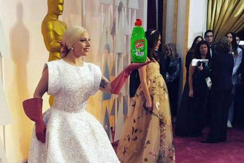 Lady Gaga eldivenleriyle alay konusu oldu