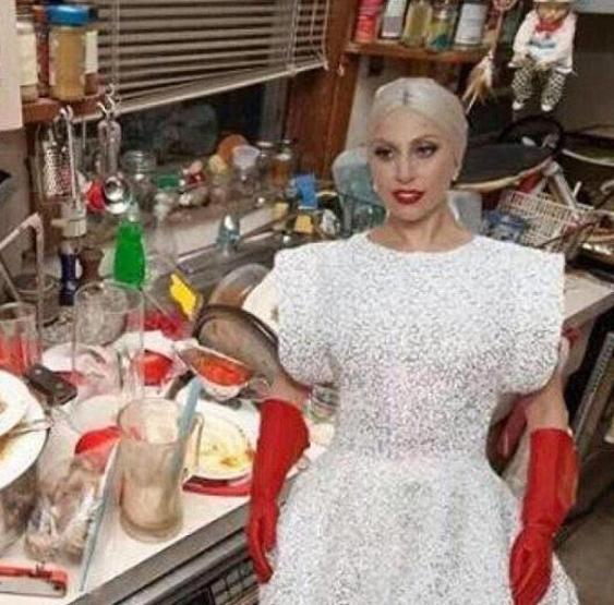 Lady Gaga eldivenleriyle alay konusu oldu