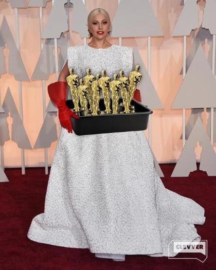 Lady Gaga eldivenleriyle alay konusu oldu