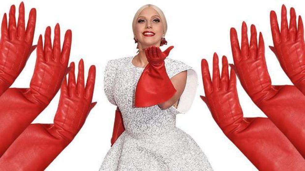 Lady Gaga eldivenleriyle alay konusu oldu