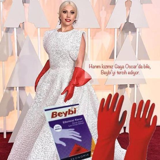 Lady Gaga eldivenleriyle alay konusu oldu