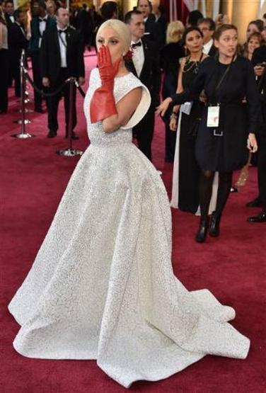 Lady Gaga eldivenleriyle alay konusu oldu