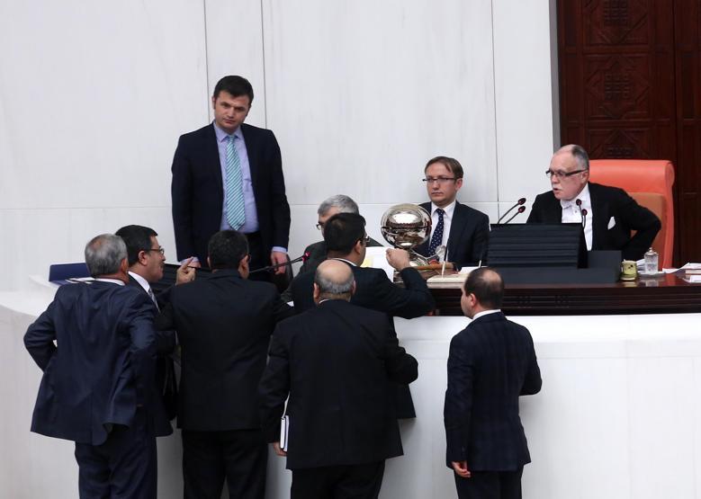 Meclis Genel Kurulu’nda bu kez de mikrofon kırıldı
