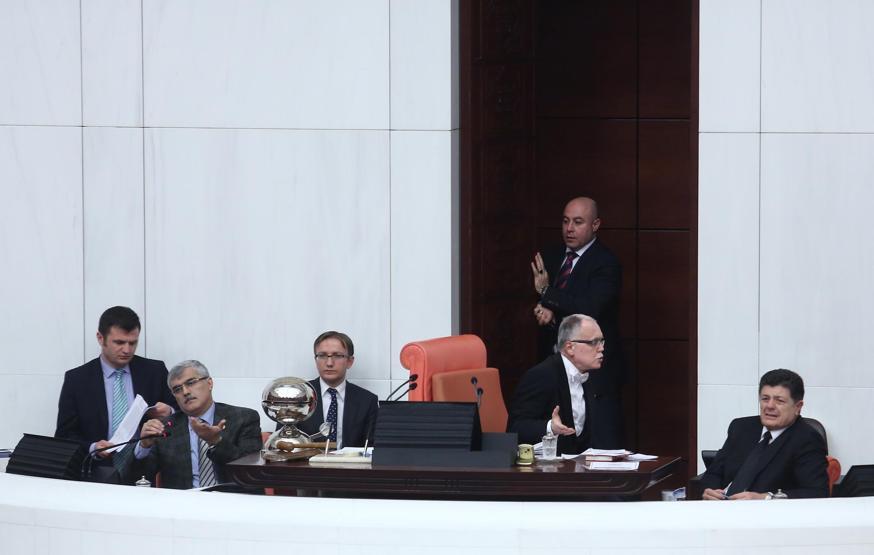Meclis Genel Kurulu’nda bu kez de mikrofon kırıldı