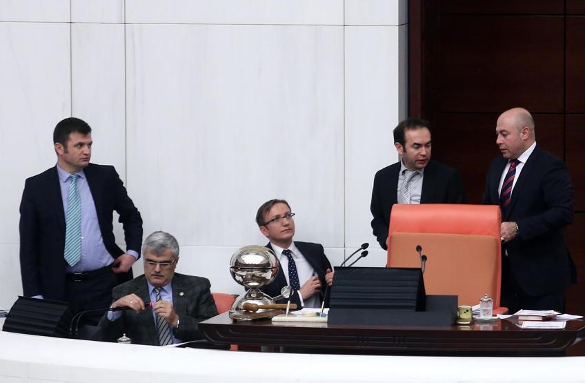 Meclis Genel Kurulu’nda bu kez de mikrofon kırıldı
