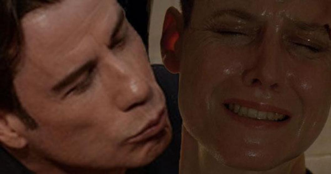 Dikkat John Travolta öpebilir