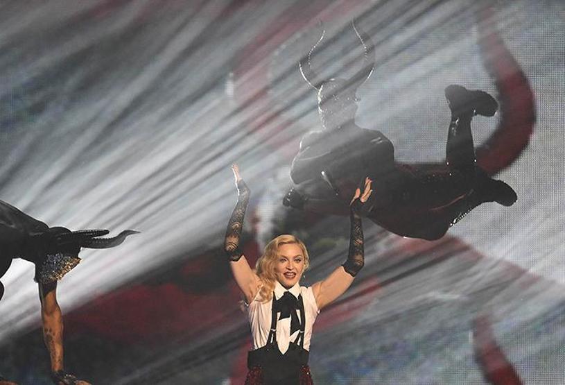 Madonna sahneden düştü