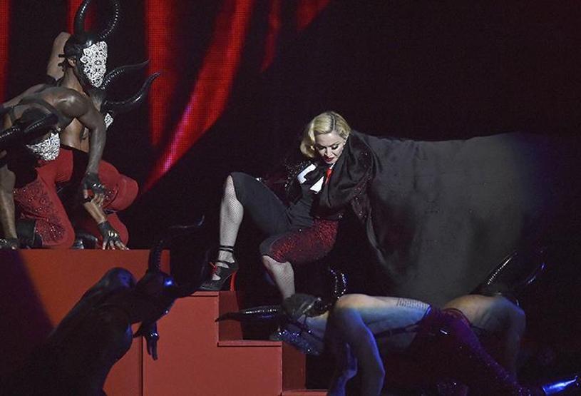 Madonna sahneden düştü