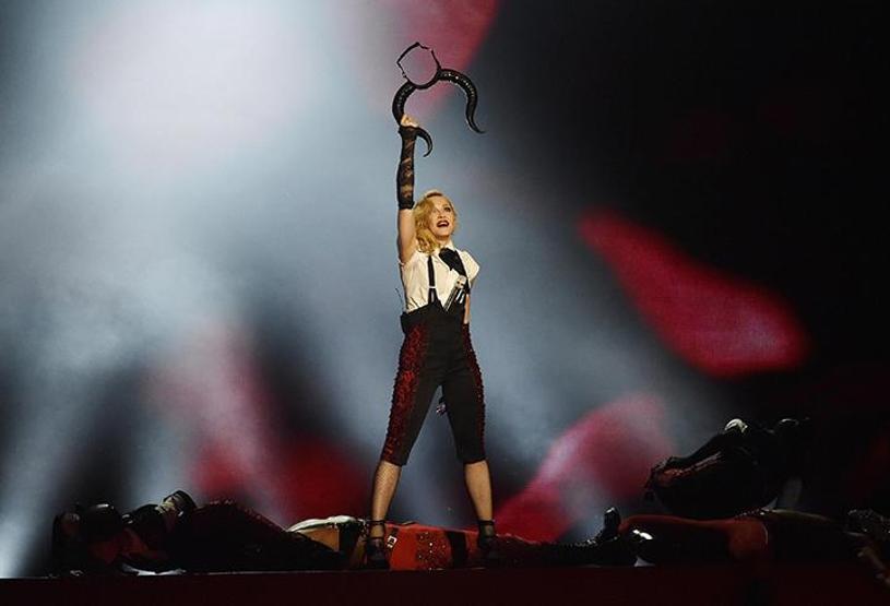 Madonna sahneden düştü